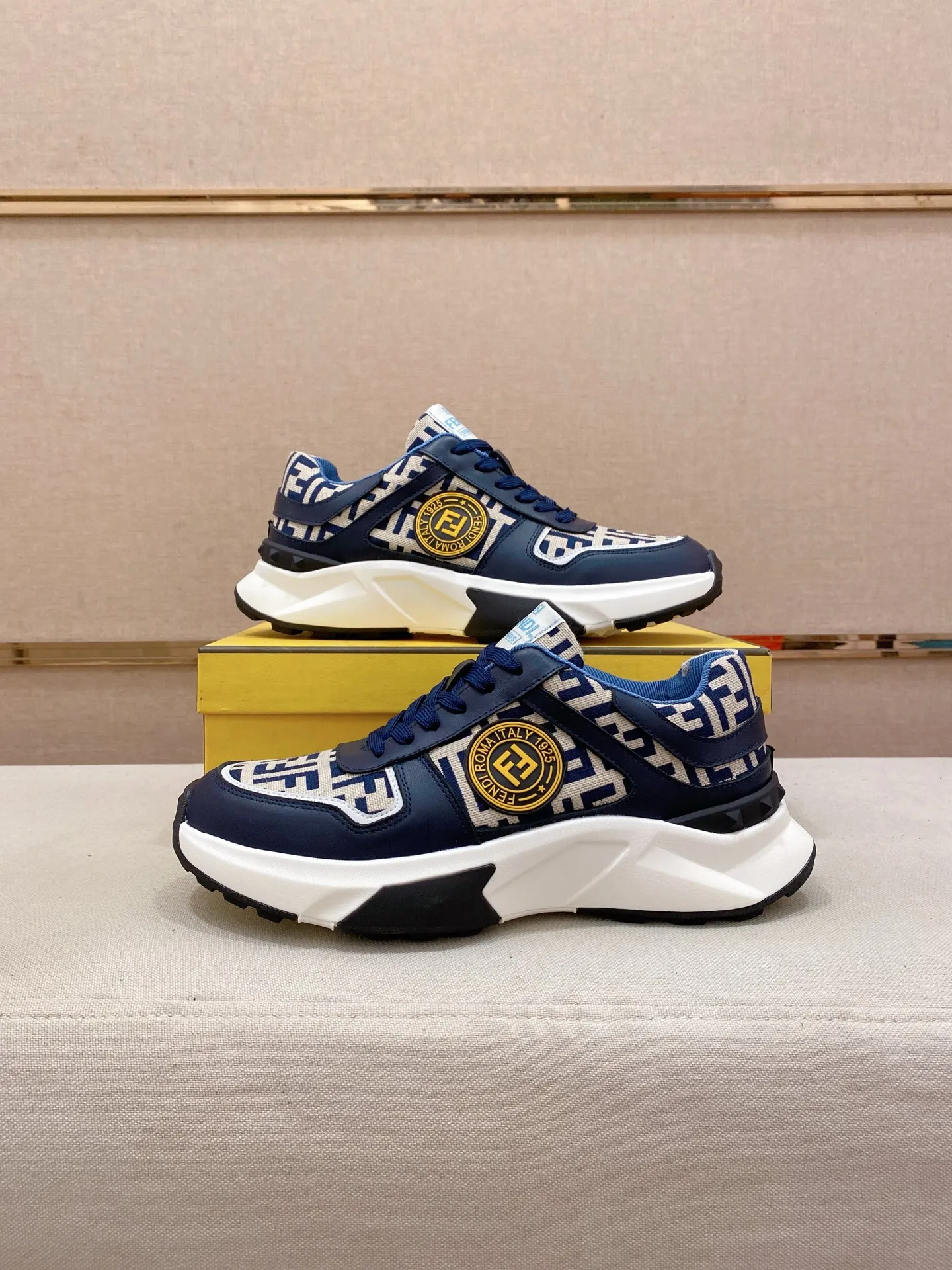 Men's shoes 💰 462💰 (fendi) New style 👊🏻 upper 🇮🇹 imported cowhide fabric 🇩🇪 lining imported sheepskin lining. The original outsole is molded to highlight the identity of every man, and the upper foot is elegant and stable🚶🏻🚶🏻The high-end custom counters reproduce the original version📯No matter the wind or rain, the shoe last remains unchanged and can withstand the verification of time🔍️,🔵 Size: 38-44